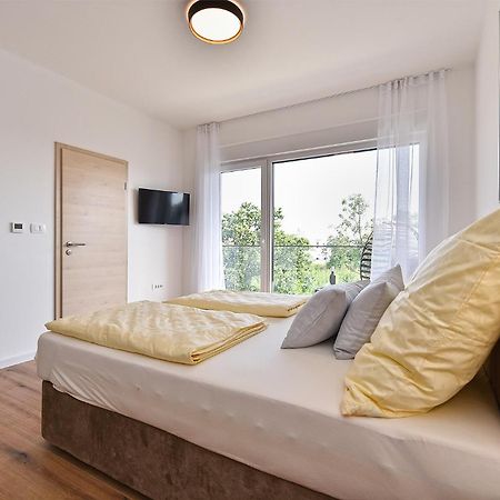 Jlo1 Mit Beheizbarem Pool Villa Перой Екстериор снимка