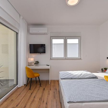Jlo1 Mit Beheizbarem Pool Villa Перой Екстериор снимка